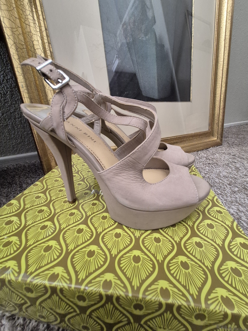 💕Taupe Suede Peep-Toe Platform Heel Size 7.5💕